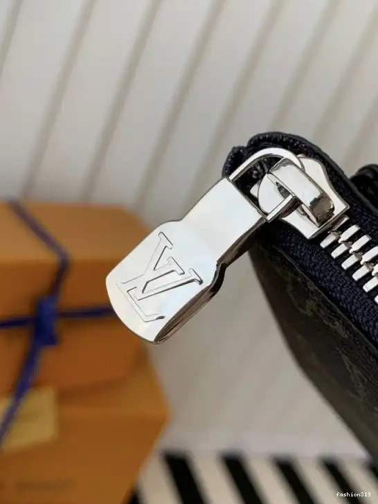 VUITTON LOUIS TRIO MESSENGER 0323